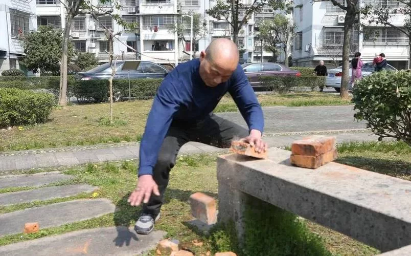 挑战极限：单手劈砖的技巧与安全注意事项