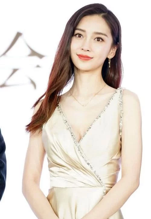 杨颖的胸围真的变大了？复出后引发网友疯狂猜测