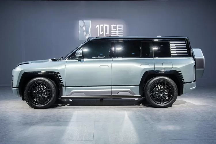比亚迪仰望U8：百万级SUV的科技配置和驾驶感受