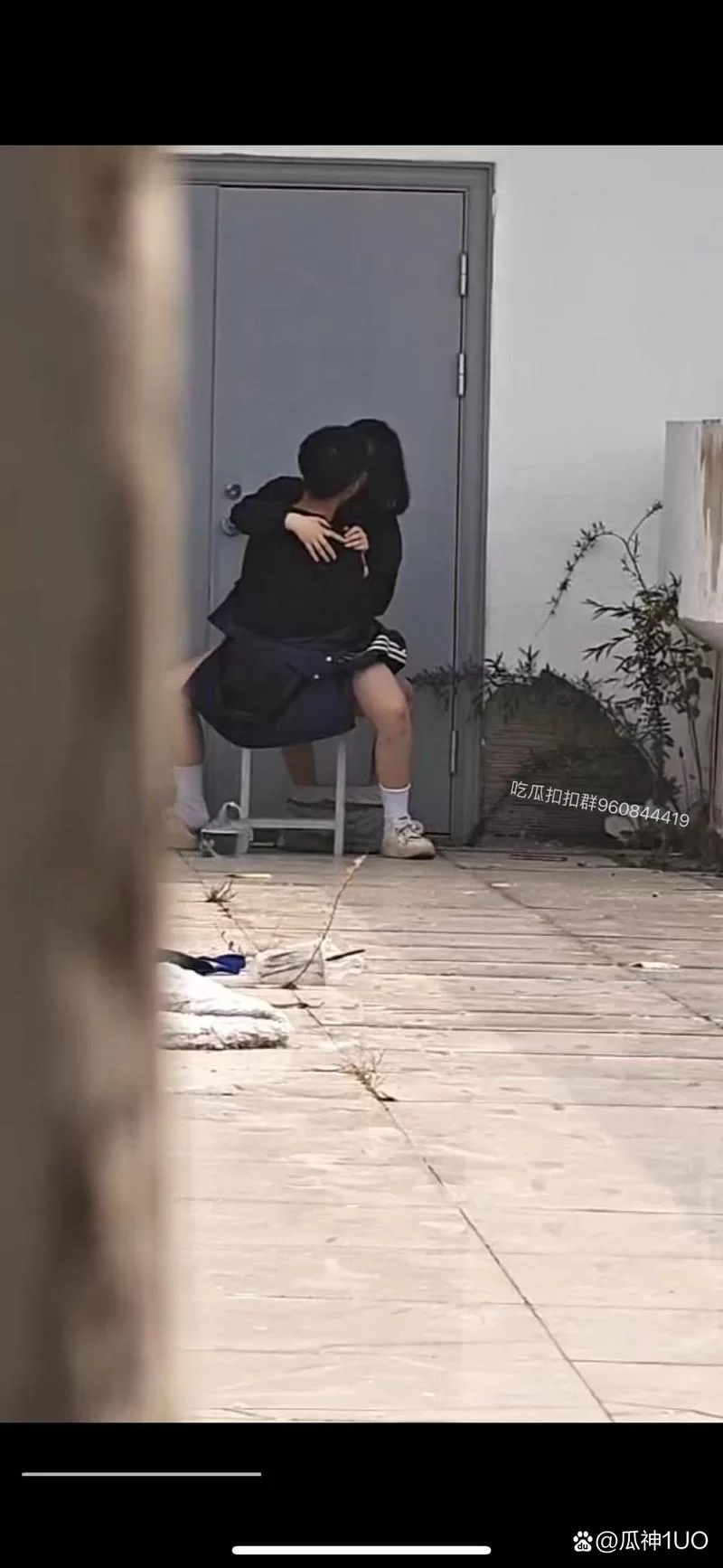 校园情侣不雅视频完整版流出，背后隐情令人震惊！