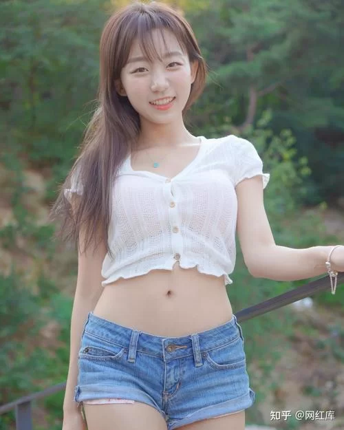 韩国女主播朴恩智的时尚穿搭及节目主持风格