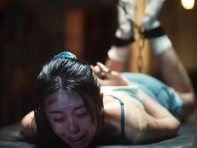 色魔女现身！悬疑电影揭秘惊悚真相