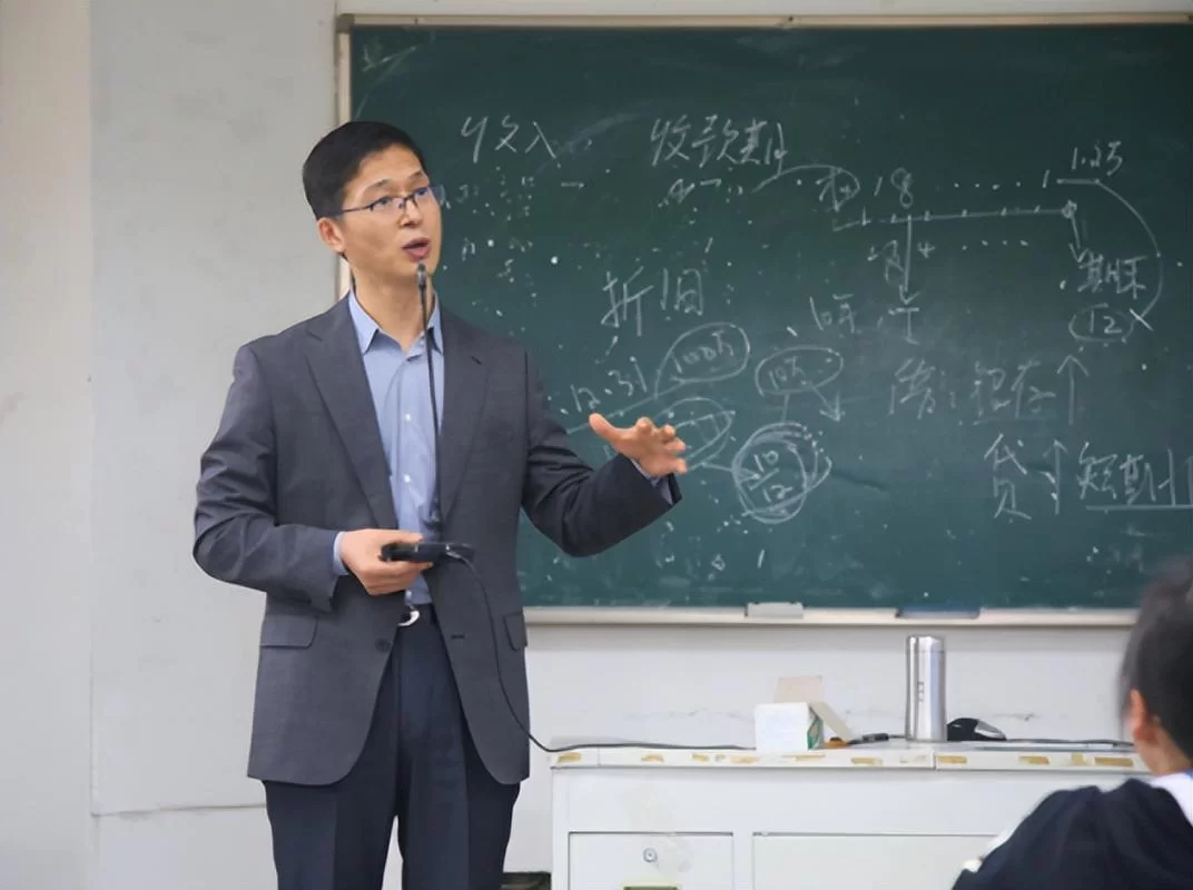 名校课堂直播课：名师在线，在家也能上名校！