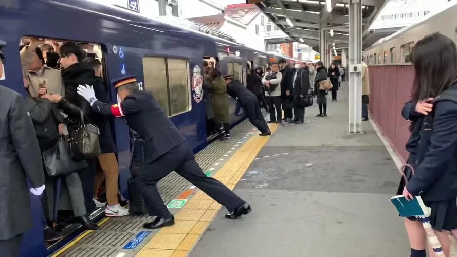 满员电车：舒适出行还是窒息体验？