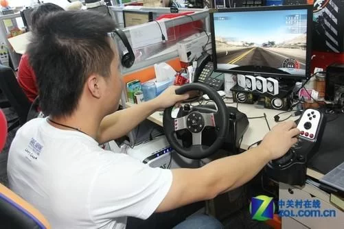 G27方向盘游戏体验：赛车游戏玩家必备神器？