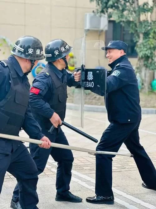 防暴警察的日常工作及应对暴乱的策略分析