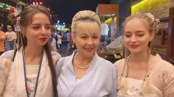 震惊！乌克兰母女三人，集体变身真人芭比娃娃