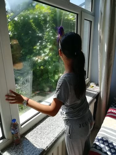 高清美女擦玻璃屏保:动态壁纸,让你眼前一亮 高清美女擦玻璃屏保:动态壁纸,让你眼前一亮