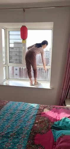 高清美女擦玻璃屏保:动态壁纸,让你眼前一亮 高清美女擦玻璃屏保:动态壁纸,让你眼前一亮