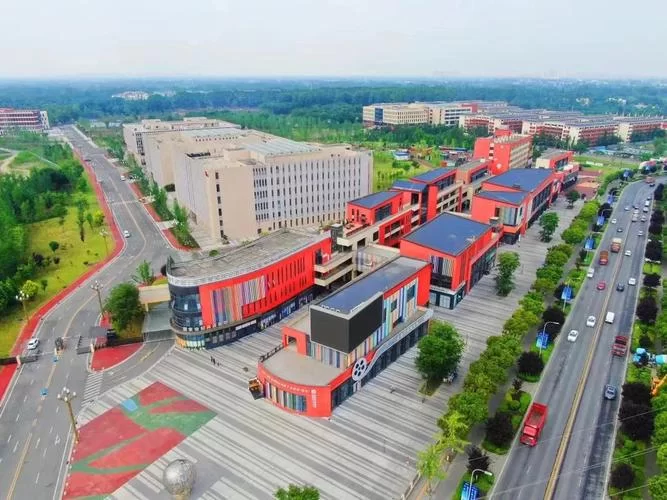 成都影视学院的校园环境和生活设施如何？住宿条件怎么样？