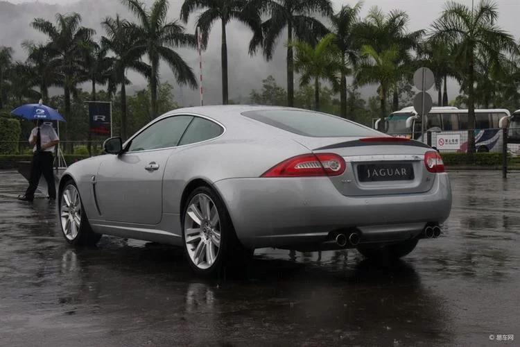 2009款捷豹XKR-S评测：经典跑车，重温速度与激情