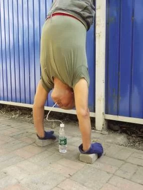 倒立喝水水会到胃里吗？试试看会发生什么？