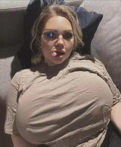 巨乳女模的时尚之路：从T台到写真，魅力蜕变