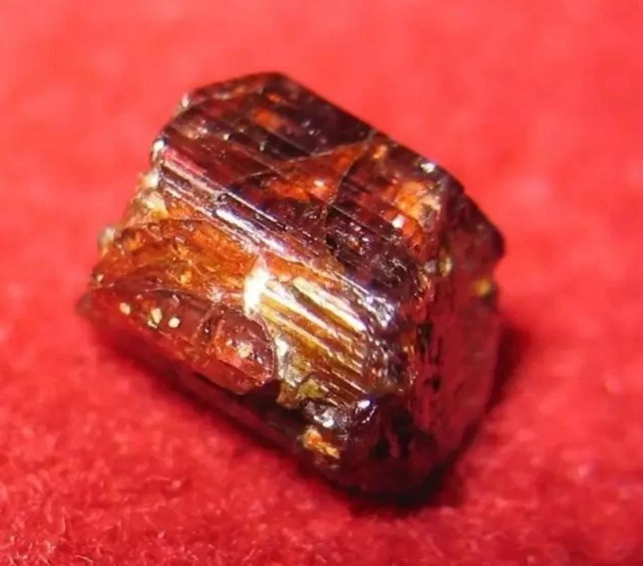 解密红硅硼铝钙石：世界上最稀有的宝石之一