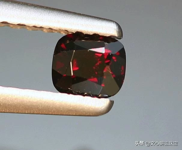 解密红硅硼铝钙石：世界上最稀有的宝石之一