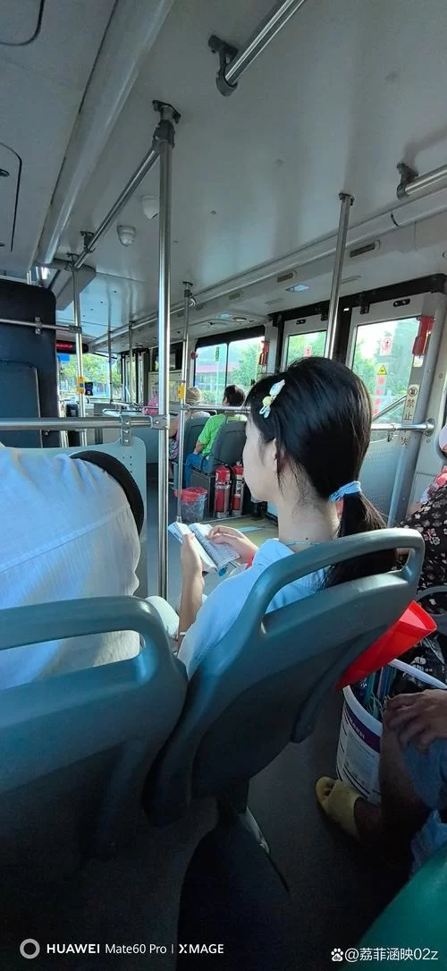上海女大学生公交车上的冲突：没座位就大骂乘客？