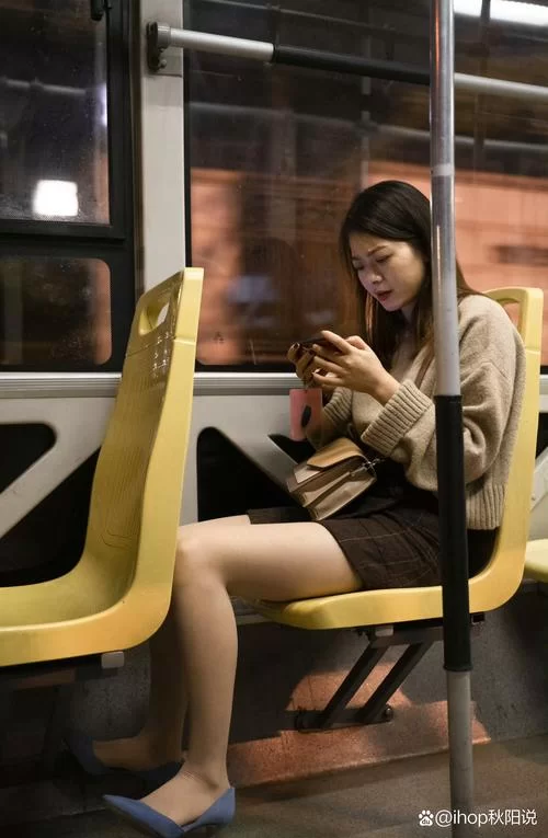 上海女大学生公交车上的冲突：没座位就大骂乘客？
