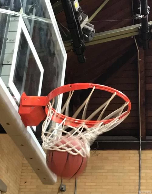 篮球架砸死男生！悲剧事故警示我们什么？