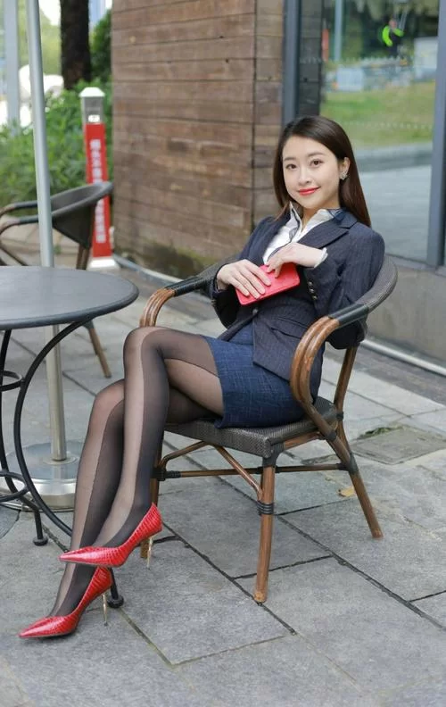 双色丝袜的时尚搭配：打造你的专属风格