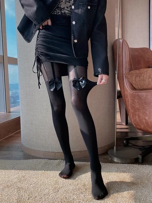 双色丝袜的时尚搭配：打造你的专属风格