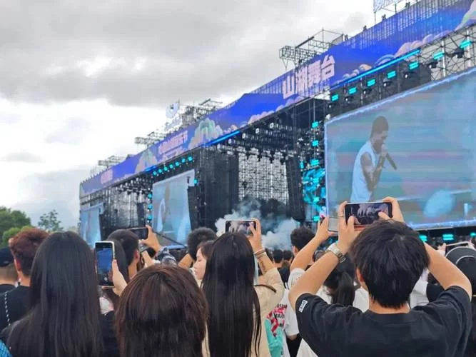 超燃现场！拾音社Kiss Kiss Kiss带你感受电音魅力！