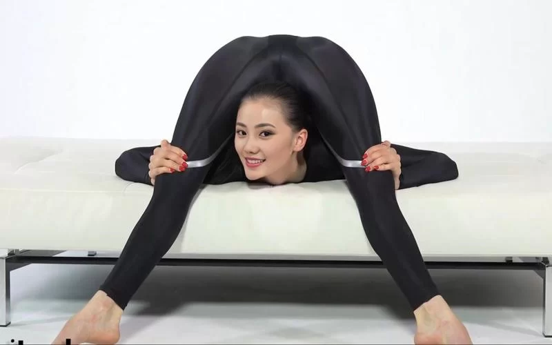 中国美女柔术：惊人的柔韧度和超凡的技巧