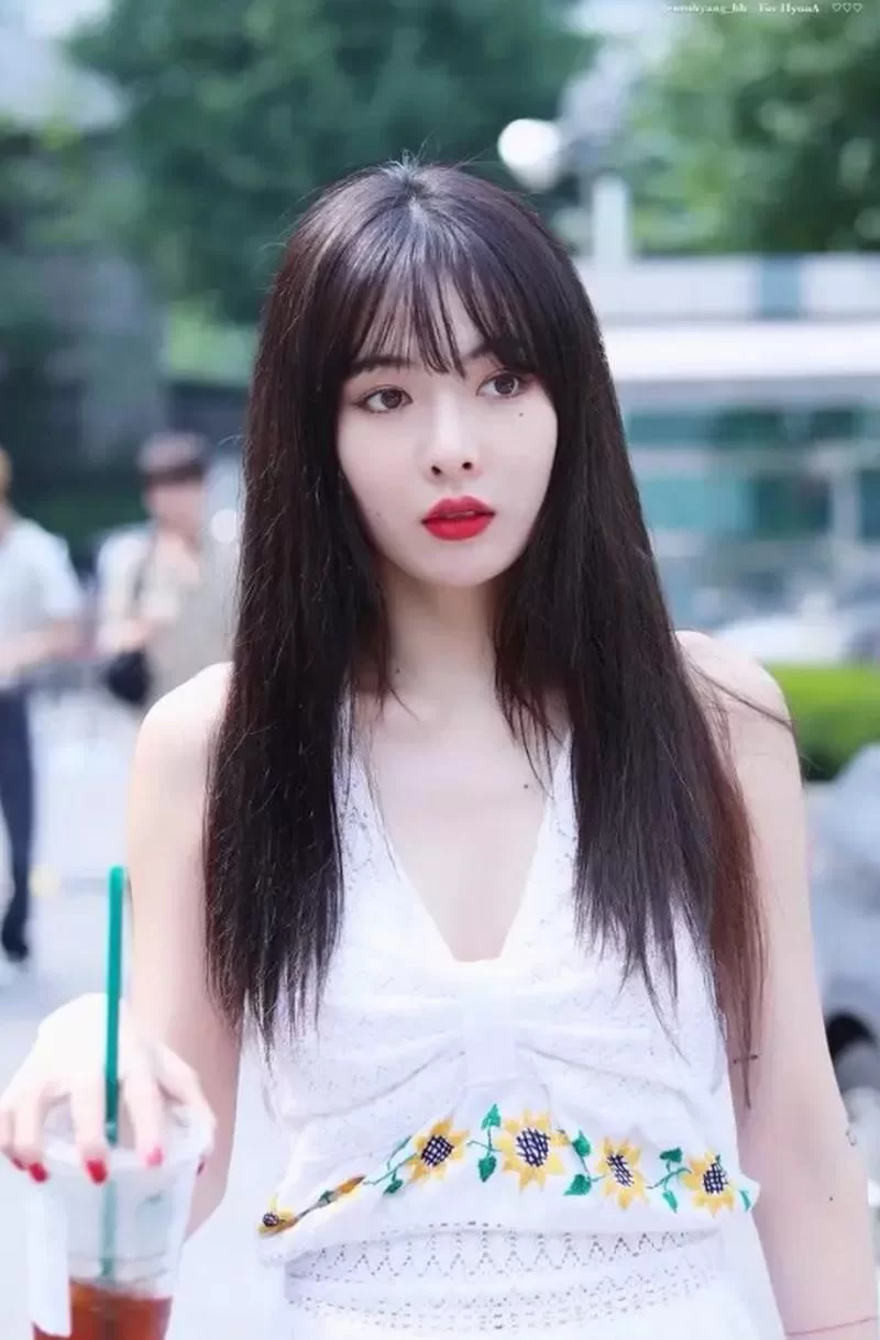 韩国女星泫雅的感情生活：与金晓钟的爱情故事与事业发展