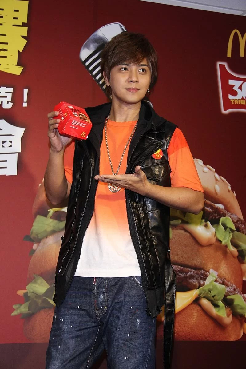 罗志祥最新照片引热议，颜值变化大到认不出？