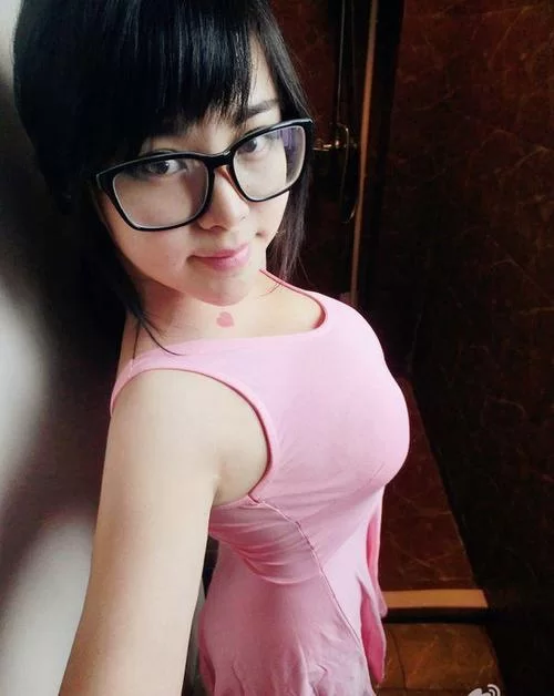 声优小孽个人资料大揭秘：从游戏到Cosplay的完美蜕变