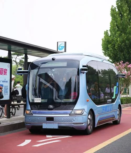 体验智能公交的魅力：准时、舒适、安全到家