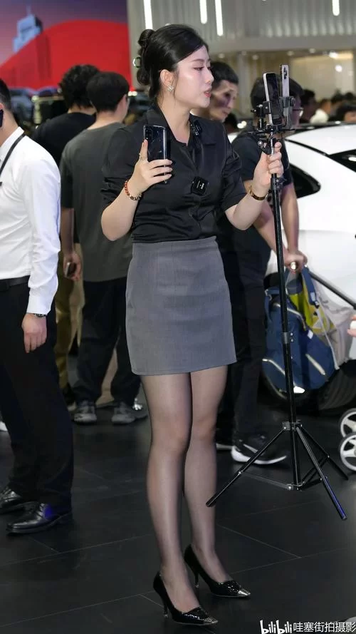 美女主播穿超短裙直播，尺度太大引争议！