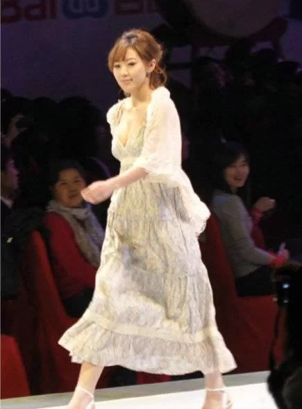 “度娘”刘冬T台秀！回看当年惊艳瞬间