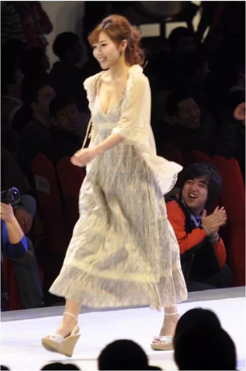 “度娘”刘冬T台秀！回看当年惊艳瞬间