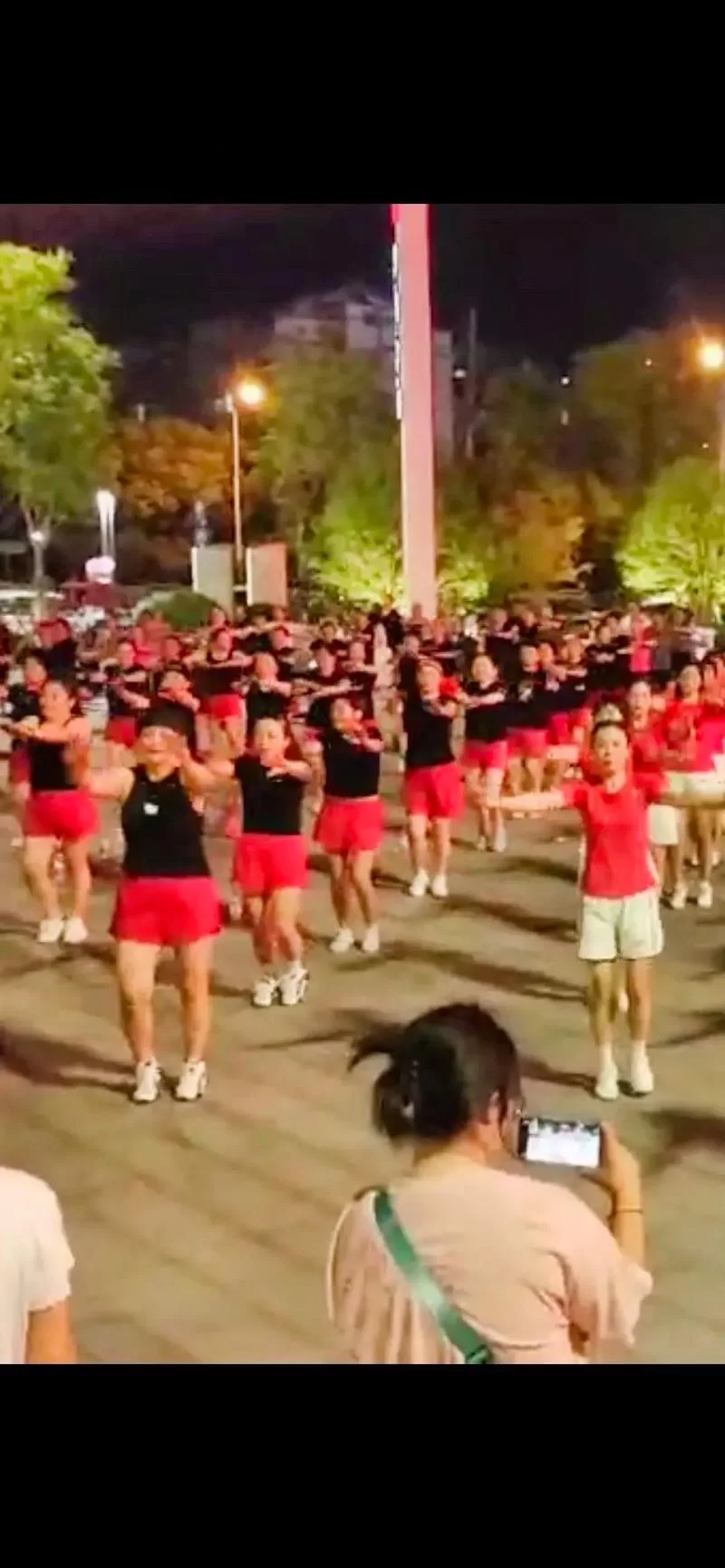 就爱广场舞：活力四射！广场舞燃爆你的夏天