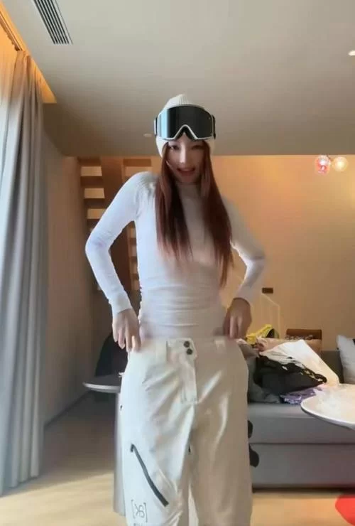 李小璐热舞视频惊艳众人，网友：太辣了！