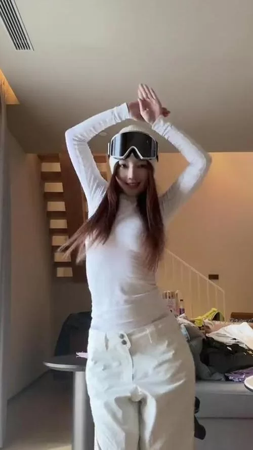 李小璐热舞视频惊艳众人，网友：太辣了！