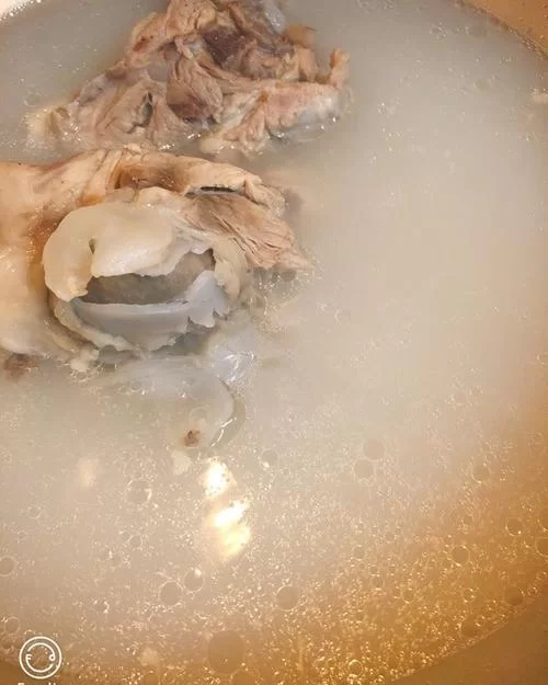 家里炖的骨头汤发白，到底是什么东西？