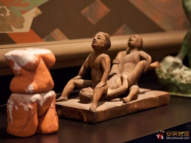 成人艺术作品：探索人体之美与艺术表达