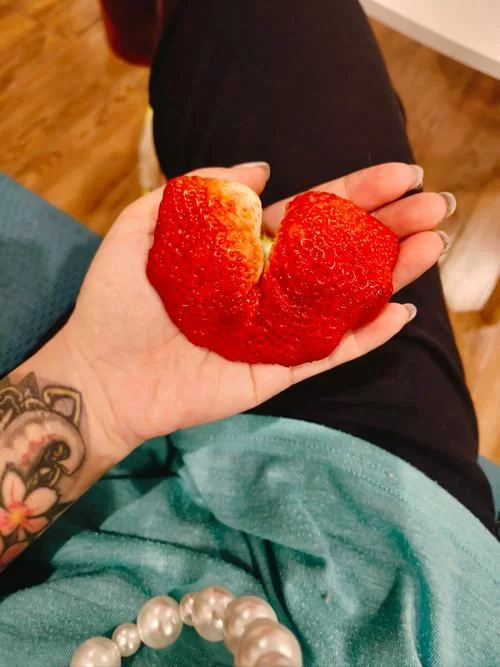 迈开腿让我看看你草莓的照片，网友：尺度有点大！