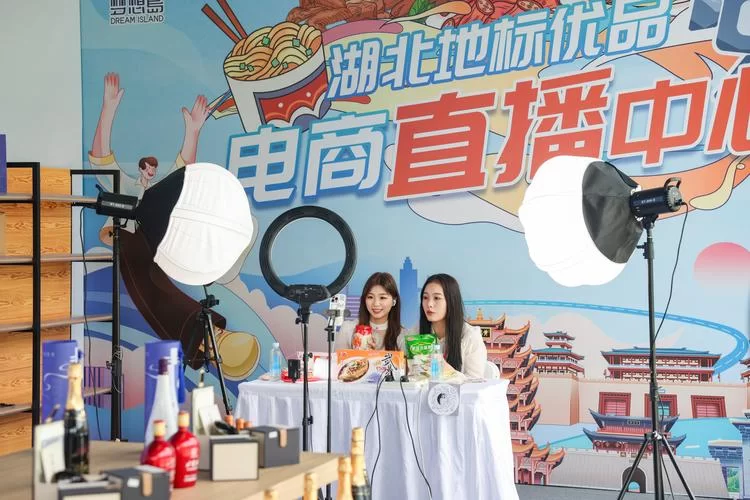 找比花椒直播更放得开的直播间？这几个地方很劲爆！