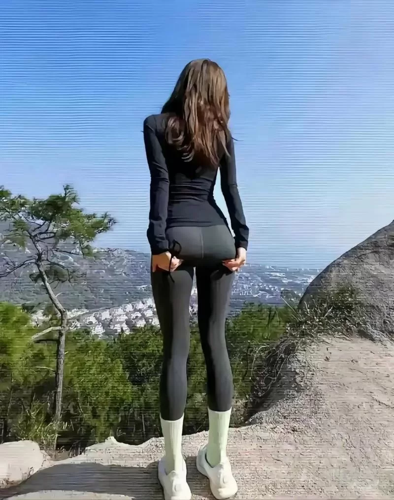 瑜伽裤爬山什么梗？这样穿搭真的合适吗？