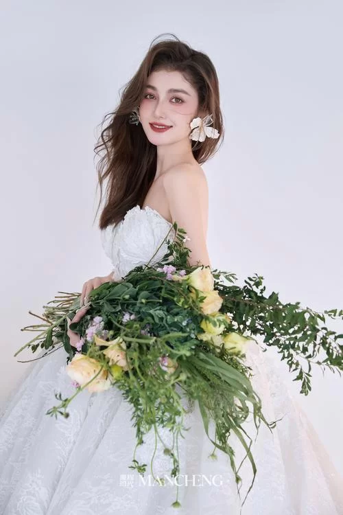 我愿为你穿上永恒的白色婚纱，给你一生的承诺！