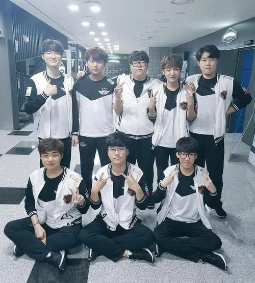 想知道skt三连冠是哪三年？看完你就全明白了！