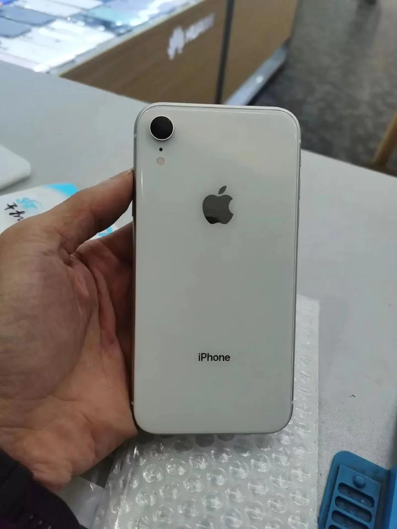 苹果xr屏幕有白色光斑能自己处理吗？看完这篇再说！