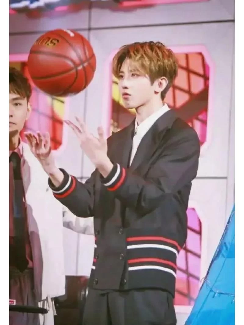 蔡徐坤打篮球图片高清版，喜欢蔡徐坤的ikun们速速收藏！