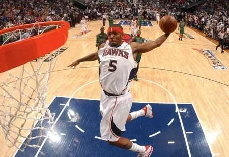 还记得约什史密斯吗？当年在NBA打球的他很强！