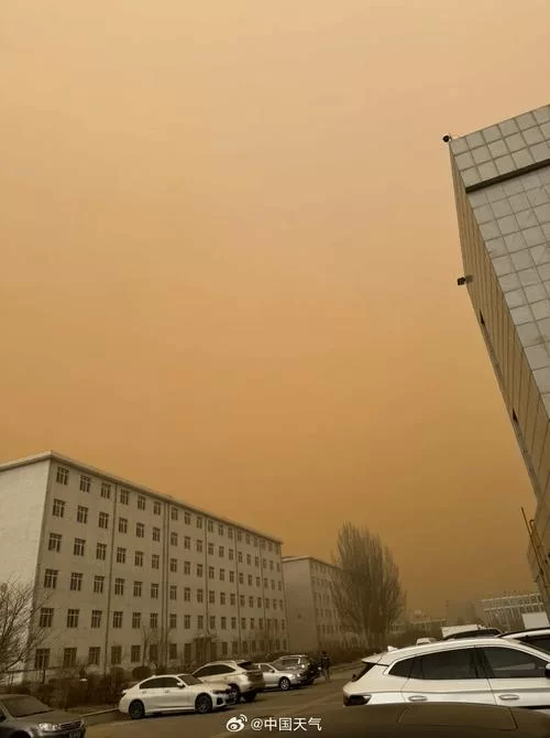 沙尘暴过后,到处都是沙子,高速公路变“沙海”! 沙尘暴过后,到处都是沙子,高速公路变“沙海”!