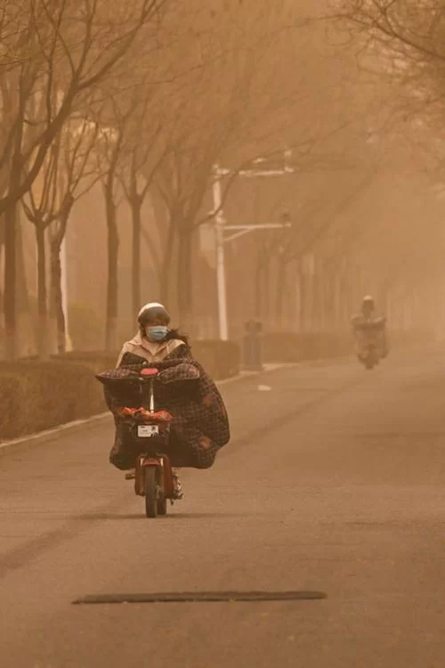 沙尘暴过后，到处都是沙子，高速公路变“沙海”！