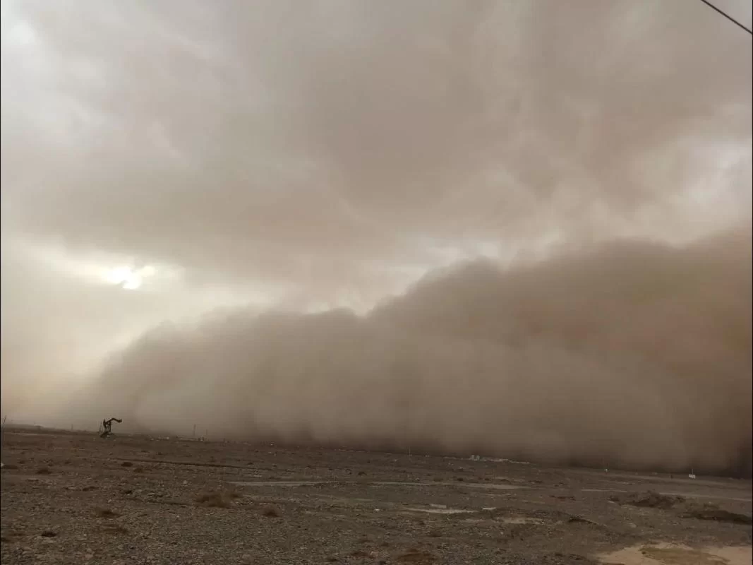 沙尘暴过后，到处都是沙子，高速公路变“沙海”！