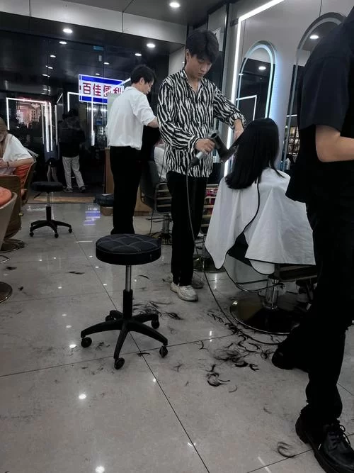 沙龙美发4：体验顶级美发沙龙，设计专属发型